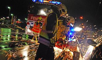 Vorschaubild: Lokalbahn rammt verunfallten PKW