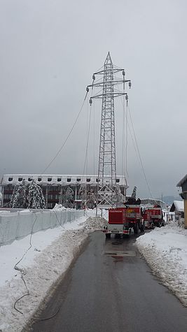 Stromkabel liegen auf der Straße