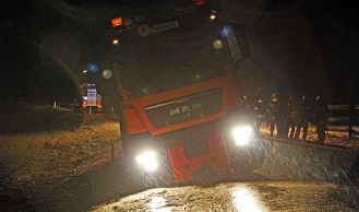 Vorschaubild: Streufahrzeug in Straßengraben 