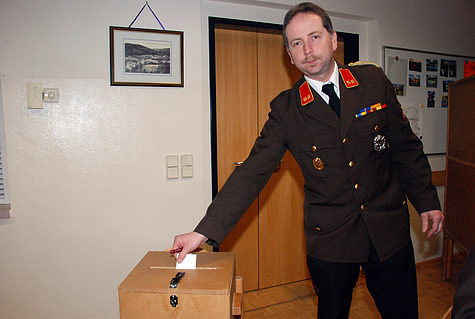 Kommandant Csektis bei der Stimmabgabe