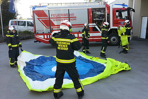 Sprungkissen wird hinter dem Haus in Betrieb genommen