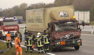 Vorschaubild: A 21: Unfall mit Gefahrguttransporter