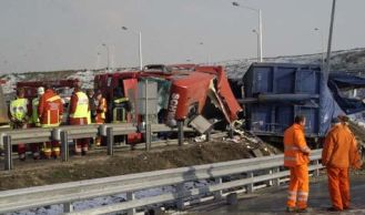 Vorschaubild: Umgestürzter Sattelzug auf der A 21-Auffahrt