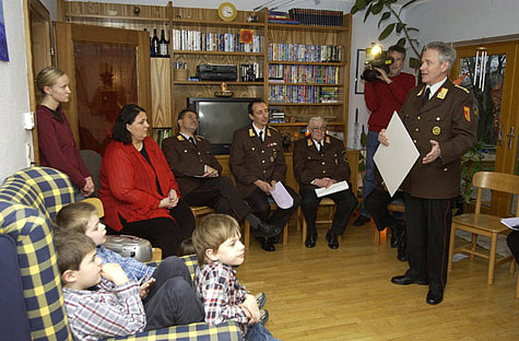 Bezirksfeuerwehrkommandant OBR Franz Koternetz bei der übergabe.