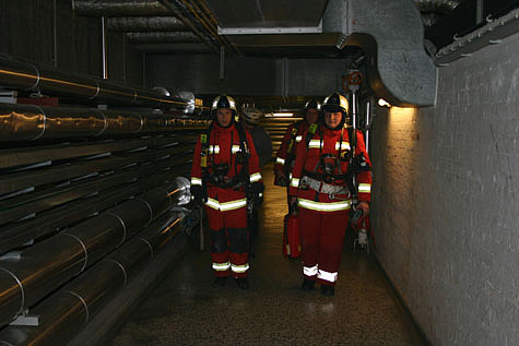Trupp im Kollektorgang im Keller