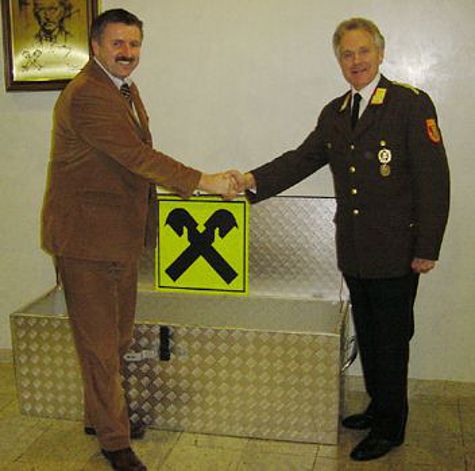 Prokurist Herbert Loidolt (links) und OBR Franz Koternetz bei der Geräte übergabe.