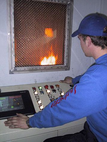 Vom Bedienerstand wird jeder Schritt der Feuerwehrmänner beobachtet und die Feuerquellen den Anforderungen der Übung entsprechend gesteuert
