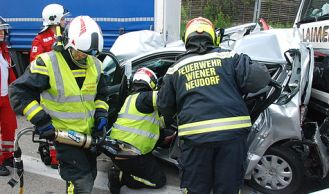 Vorschaubild: Verkehrsunfall mit drei Verletzten und einem Todesopfer