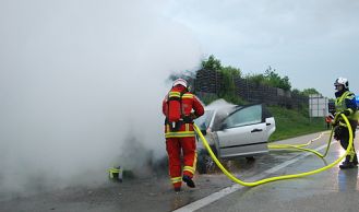 Vorschaubild: PKW-Brand im Motorraum auf der A2 bei Wiener Neudorf