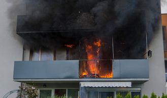 Vorschaubild: Balkonbrand greift auf Wohnung über
