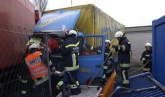 Vorschaubild: Feuerwehr Guntramsdorf rettet Lkw-Beifahrer