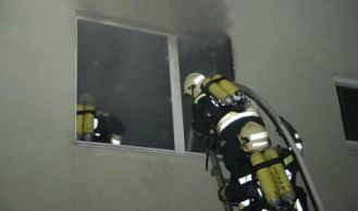 Vorschaubild: Feuerwehr rettet Wohnungsbesitzer