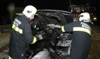 Vorschaubild: Winterliche A21: Pkw gegen Betonleitschiene