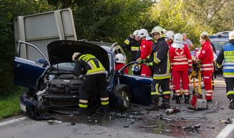 Vorschaubild: Feuerwehr befreit eingeschlossene Lenkerin