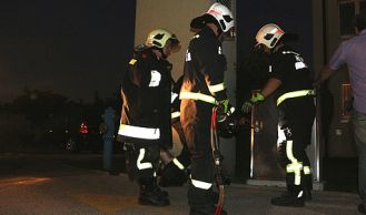 Vorschaubild: Kleinkind in einem Depot-Kasten der Post eingesperrt