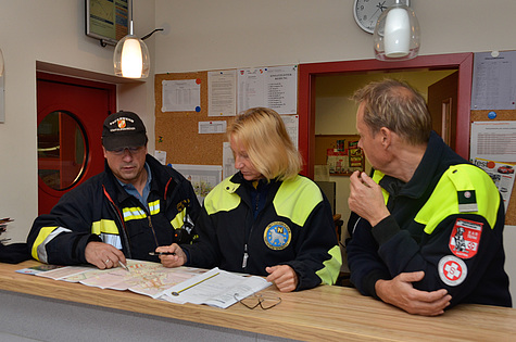 Lagebesprechung im Feuerwehrhaus