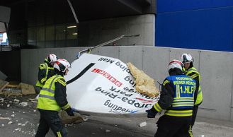 Vorschaubild: LKW Ladekran steckt in Fußgängerbrücke fest