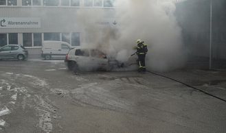 Vorschaubild: PKW-Brand im IZ NÖ Süd schnell gelöscht