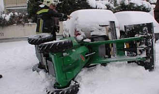 Vorschaubild: Mit Schneeräumtraktor umgestürzt: Personenrettung