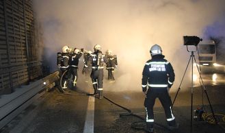 Vorschaubild: Pkw im Vollbrand auf der A21