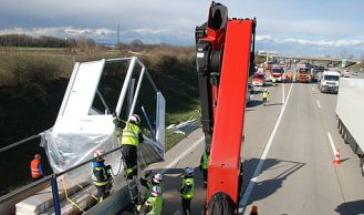 Vorschaubild: LKW-Ladegut verrutscht und droht auf A2 zu stürzen