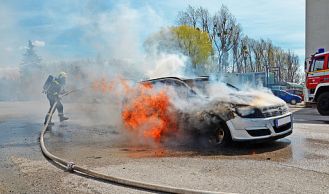 Vorschaubild: PKW im Vollbrand in Brunn am Gebirge