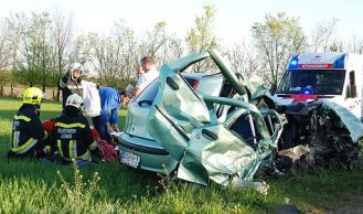 Vorschaubild: Verkehrsunfall mit Menschenrettung auf der B16