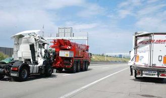 Vorschaubild: Verunfallter LKW mittels Kranfahrzeug geborgen