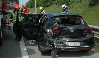 Vorschaubild: Zwei eingeschlossene Personen nach Verkehrsunfall 