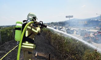 Vorschaubild: Großflächiger Flurbrand entlang der Autobahn
