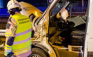 Vorschaubild: Verkehrsunfall mit eingeschlossener Person in Vösendorf