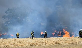 Vorschaubild: Traktorbrand droht auf gesamtes Feld in Achau überzugreifen