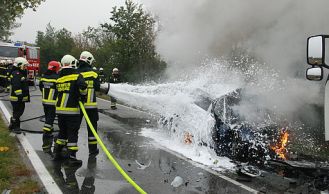 Vorschaubild: Verkehrsunfall mit Menschenrettung und PKW-Brand in Biedermannsdorf