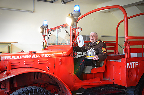 ELFR Dr. Karl Steininger am Museumsfahrzeug der Feuerwehr Hennersdorf