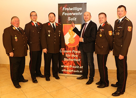 v.l.n.r.: BR Josef Drexler, BI Michael Pieler, OBI Markus Friedl, Bürgermeister Michael Krischke, HBI Robert Heindl, V Roman Stelzer
