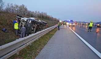 Vorschaubild: LKW umgekippt auf A2 bei Wiener Neudorf