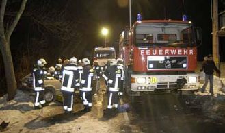 Vorschaubild: Pkw rammt Linienbus - Kind eigeklemmt