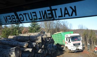 Vorschaubild: LKW Bergung im schwierigen Gelände