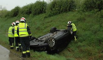 Vorschaubild: PKW landet am Dach