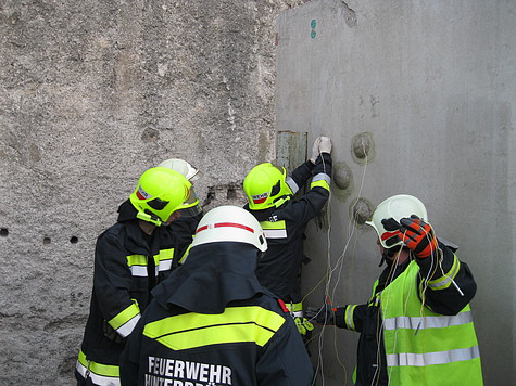 Anbringen der Ladungen für die Sprengung