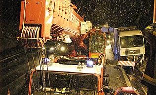 Vorschaubild: Sattelschlepper auf Mittelleitschiene