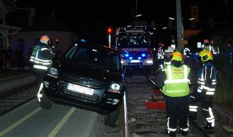 Vorschaubild: Geländewagen steckt in Haltestelle fest