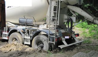 Vorschaubild: Betonmischer steckt in Schlamm fest