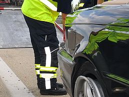 Vorschaubild: Cabrio-Bergung auf der A2