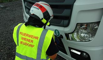 Vorschaubild: Lkw steckt im IZ NÖ Süd fest
