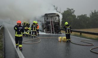 Vorschaubild: Brennender Linienbus auf der A3