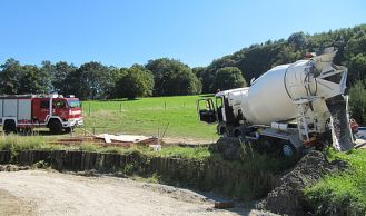 Vorschaubild: Betonmischer droht umzustürzen