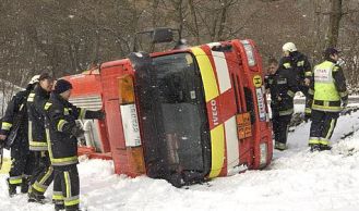 Vorschaubild: Hinterbrühl: Heizöl-Tankwagen umgestürzt