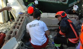 Vorschaubild: Feuerwehr befreit eingeklemmten Bauarbeiter
