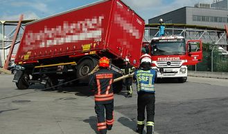 Vorschaubild: LKW- Anhänger droht umzustürzen